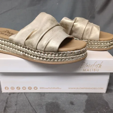 BOXED PAIR OF BLOWFISH MALIBU SANDALS IN GOLD SIZE 6