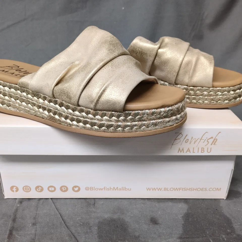 BOXED PAIR OF BLOWFISH MALIBU SANDALS IN GOLD SIZE 6