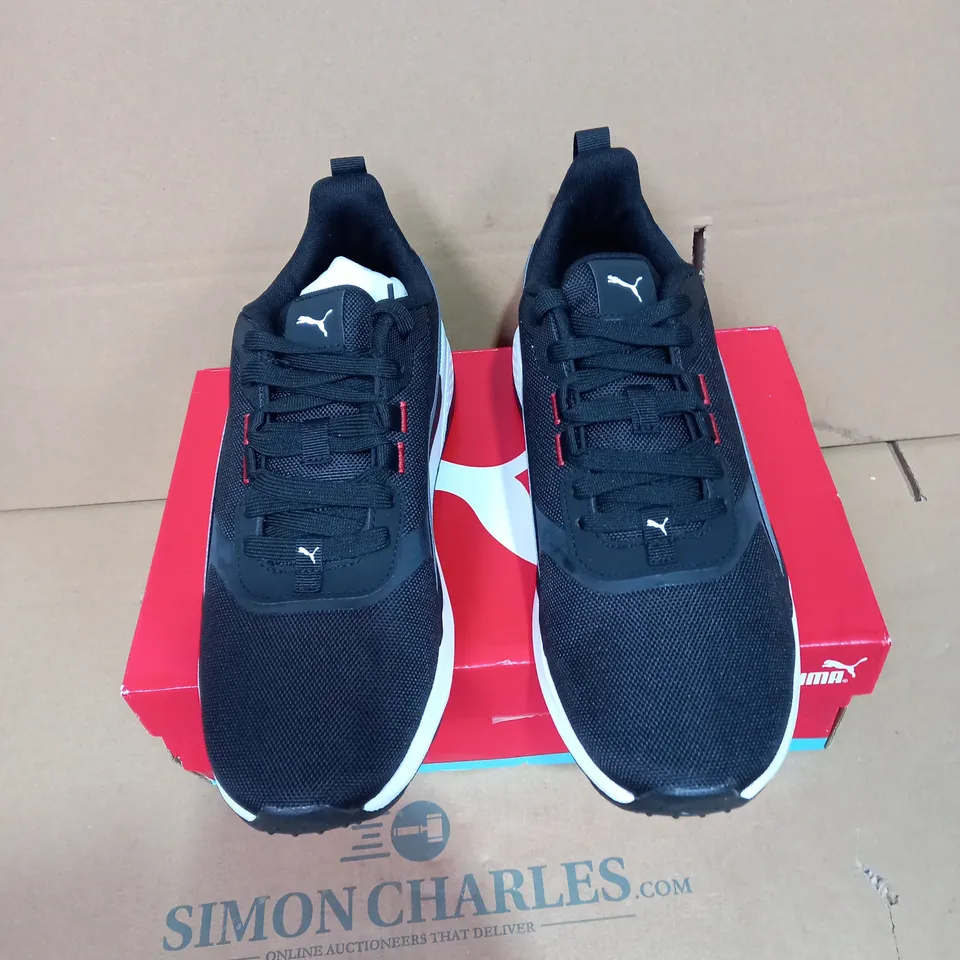 BOXED PAIR OF SIZE 8 PUMA BLACK CASTLEROCK TRAINERS