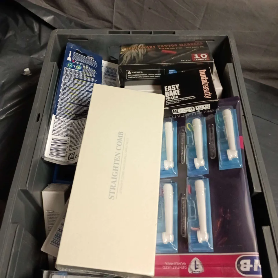 APPROXIMATELY 25 ASSORTED HEALTH & BEAUTY ITEMS INCLUDING EASY BAKE POWDER , STRAIGHTENING COMB ORAL B PRO CROSS ACTION 