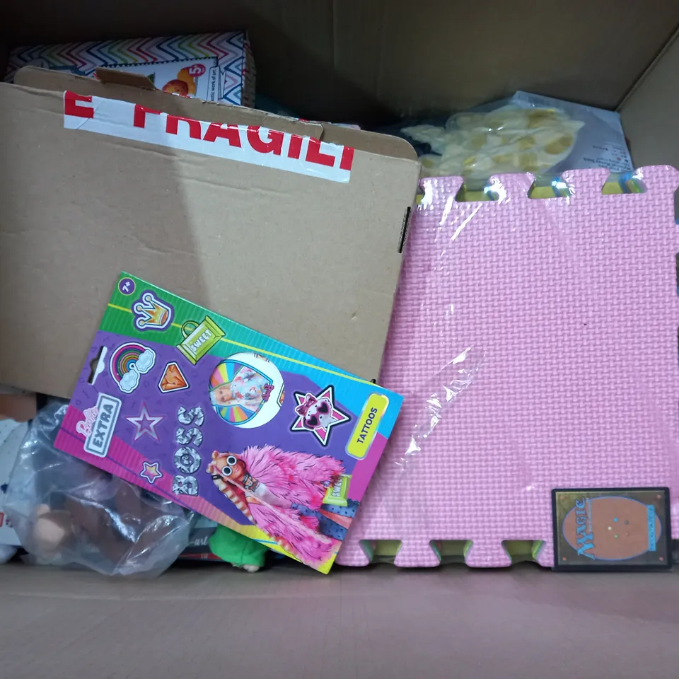 BOX OF APPROX 25 ASSORTED TOYS TO INCLUDE - SKLZ SKIPPING ROPE - STICKY SPINNER - RUNQI SNAIL RUN FAST ECT