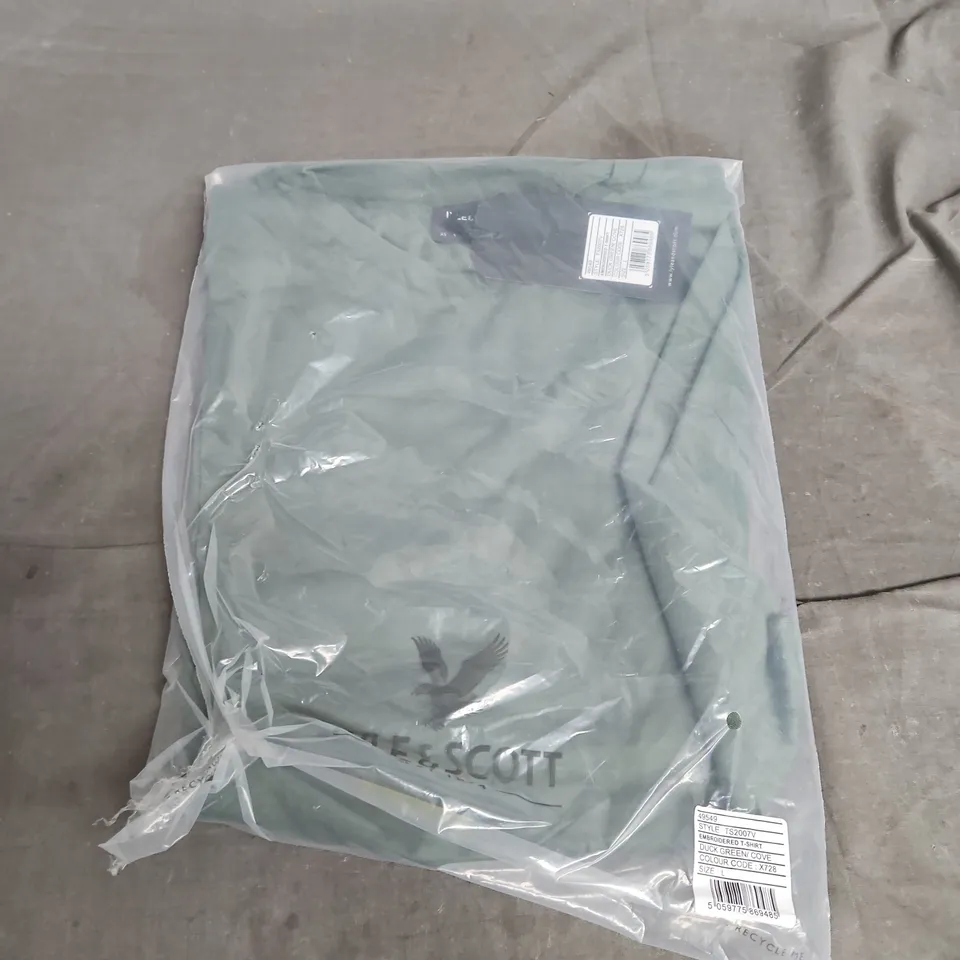 LYLE & SCOTT VINTAGE EMBROIDERED T-SHIRT – DUCK GREEN COVE, SIZE L