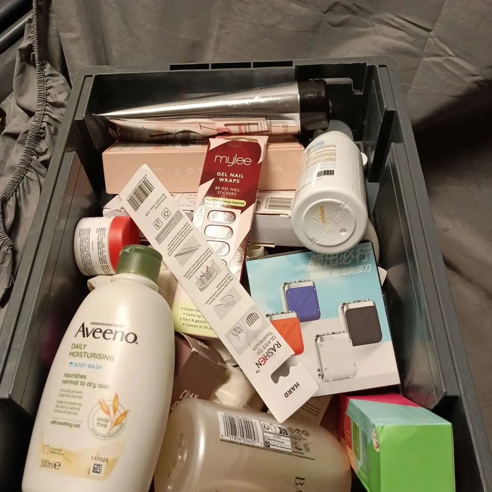 APPROXIMATELY 20 ASSORTED COSMETIC ITEMS TO INCLUDE AVEENO, PINK TANNING MOUSE, COLORWOW SHAMPOO, BAYLIS AND HARDING HAND WASH, TOOTHBRUSH ETC