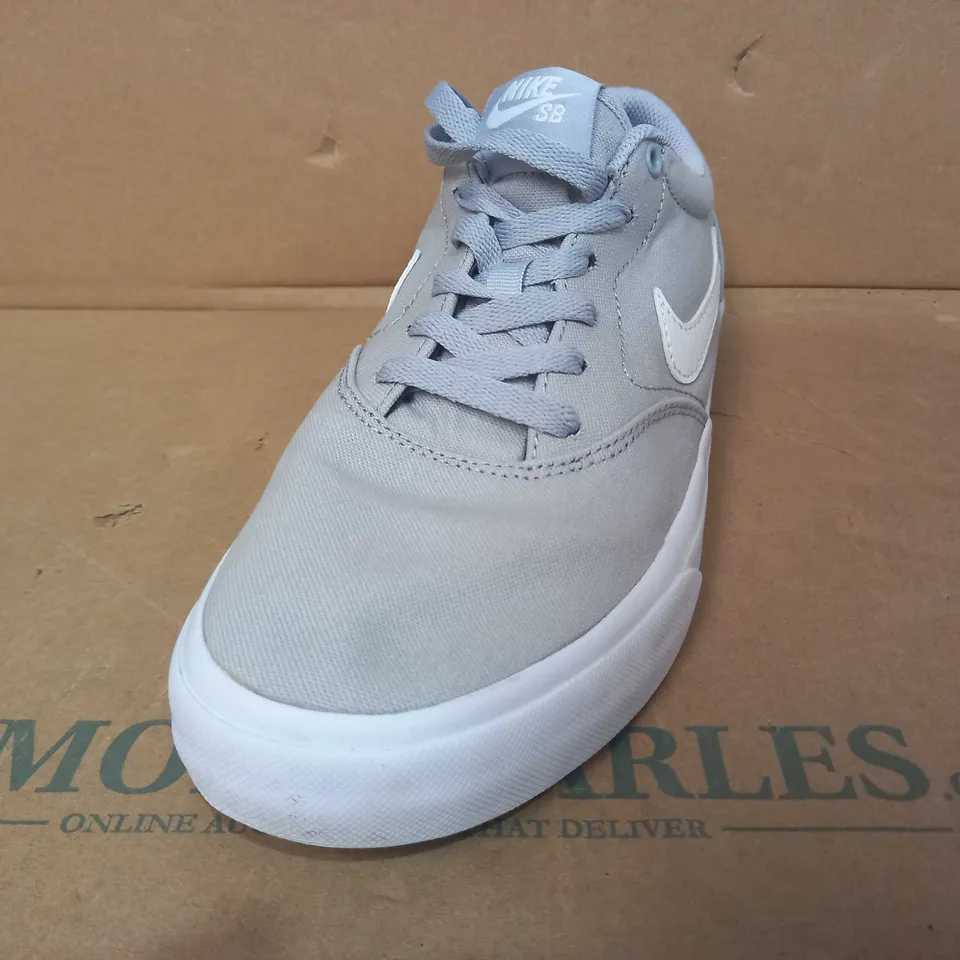 BOXED PAIR OF DESIGNER TRAINERS IN THE STYLE OF NIKE IN GREY UK SIZE 7.5
