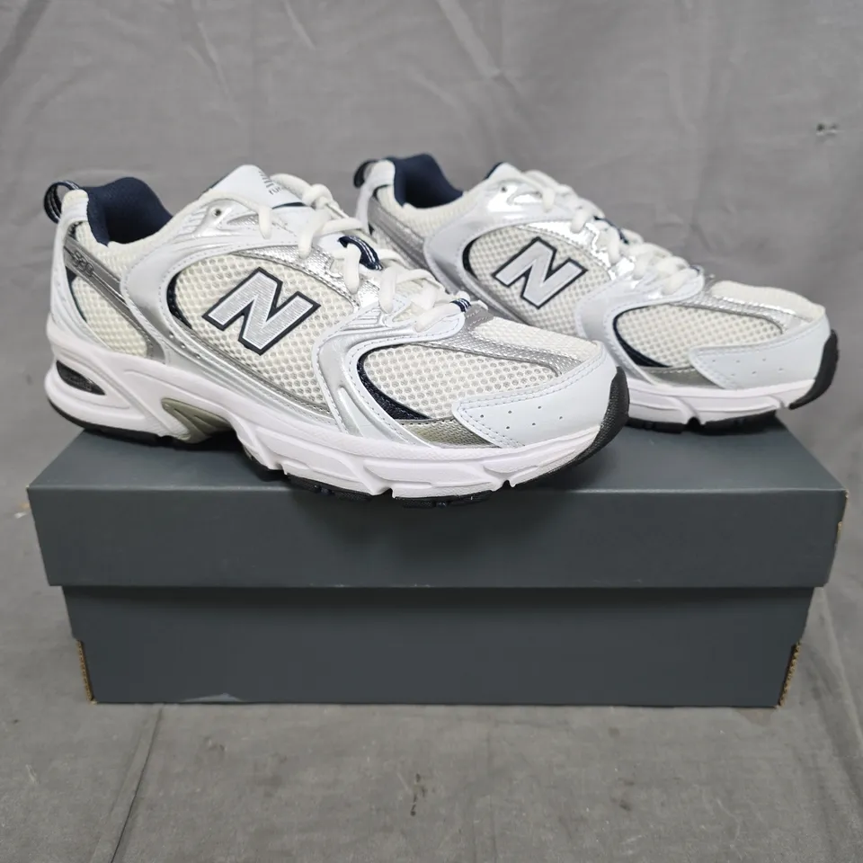 BOXED PAIR OF NEW BALANCE 530 TRAINERS IN WHITE/SILVER/NAVY SIZE UK 5