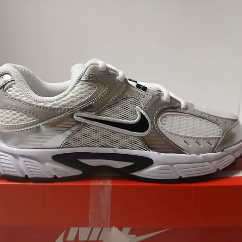 BOXED PAIR OF NIKE V5 RNR (GS) YOUTH TRAINERS –  UK 5.5 