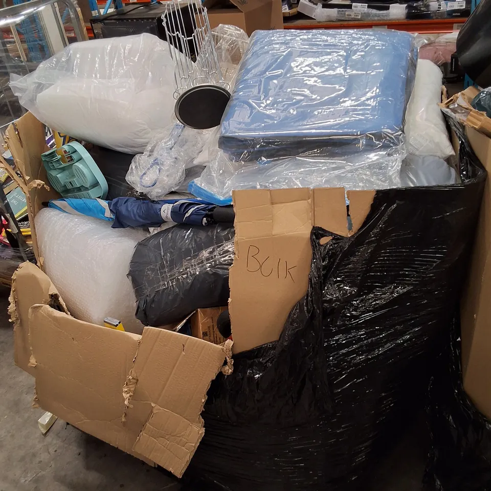 PALLET CONTAINING ASSORTED PRODUCTS INCLUDING UMBRELLAS, KETTLEBELLS, PILLOWS, FRAMED PRINTS & METAL STRAWS