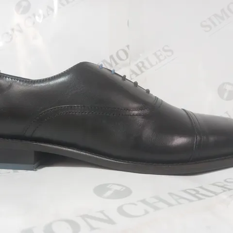 BOXED PAIR OF OSWIN HYDE LONDON SHOES IN BLACK SIZE 9