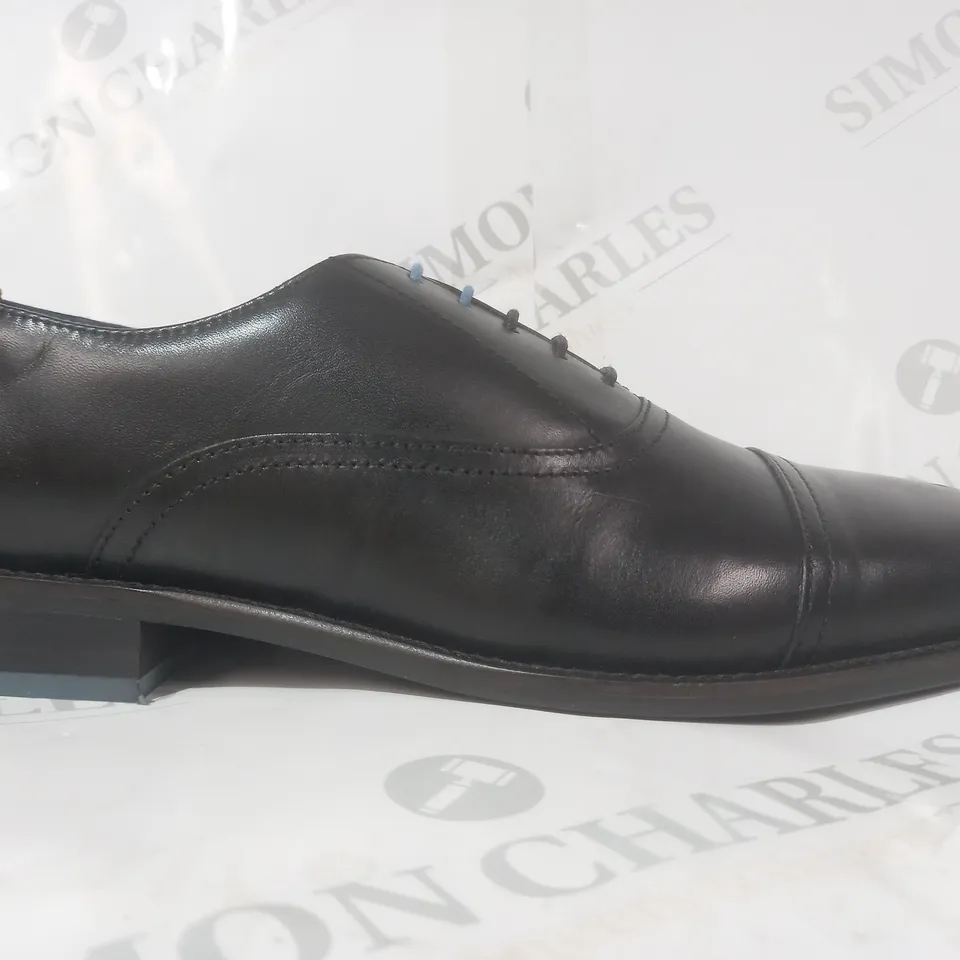 BOXED PAIR OF OSWIN HYDE LONDON SHOES IN BLACK SIZE 9