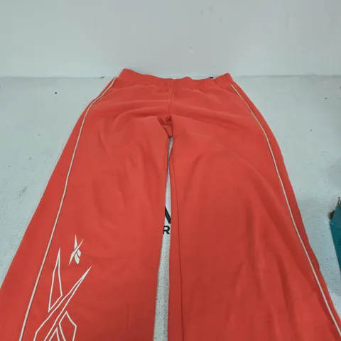 REEBOK TRACK PANTS – M