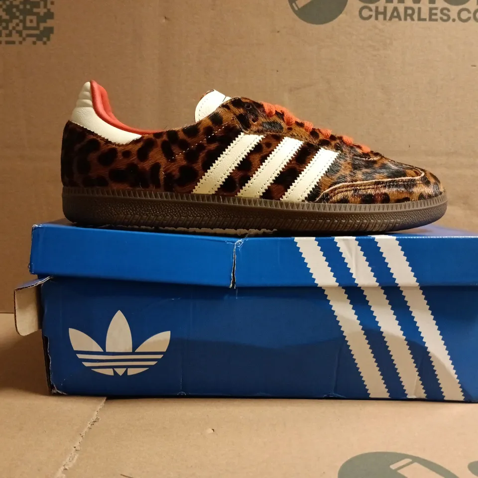 BOXED PAIR OF ADIDAS WOMEN'S SAMBA OG TRAINERS IN ANIMAL PRINT/ORANGE/CREAM SIZE UK 6
