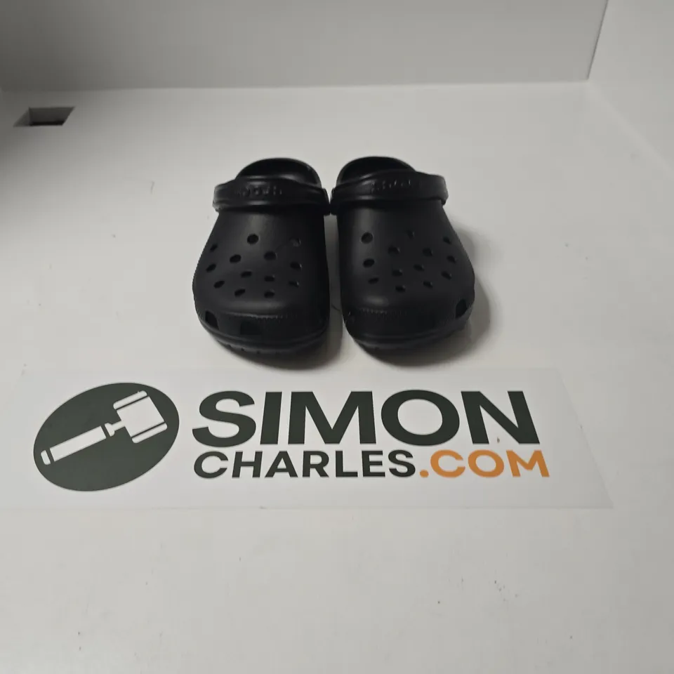 UNBOXED PAIR OF CROCS CLASSIC KIDS CLOGS IN BLACK - J6