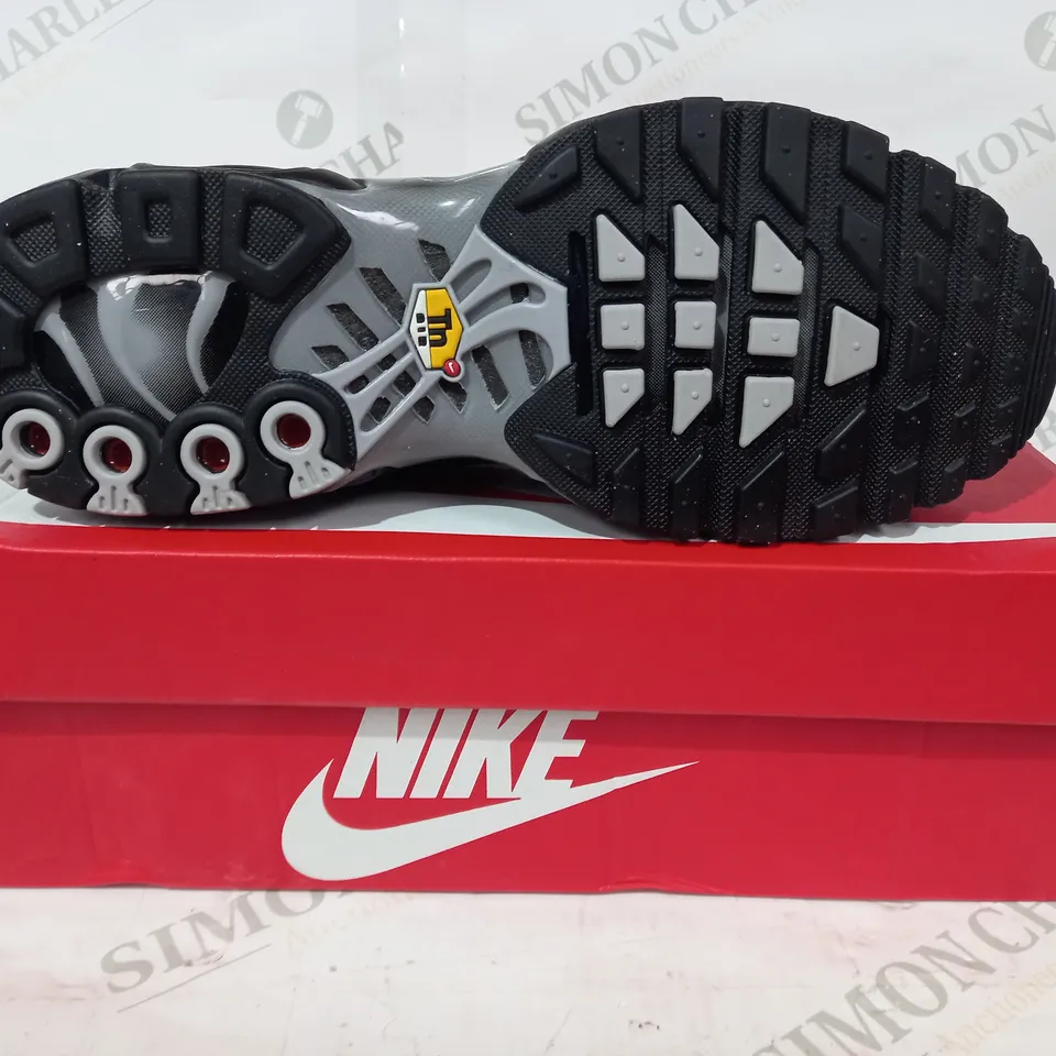 BOXED PAIR OF NIKE AIR MAX PLUS IN BLACK UK SIZE 6