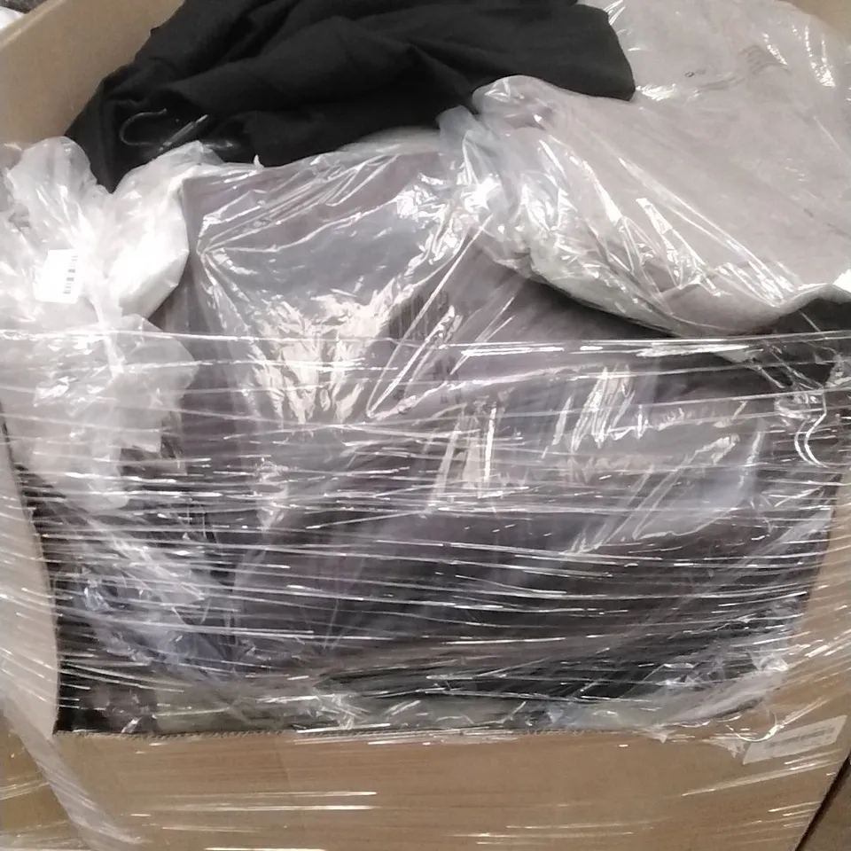 A PALLET CONTAINING APPROXIMATELY 90 BRAND NEW DESIGNER WOMEN'S CLOTHES WHICH INCLUDE; JD WILLIAMS BLAZERS, JACKETS ETC