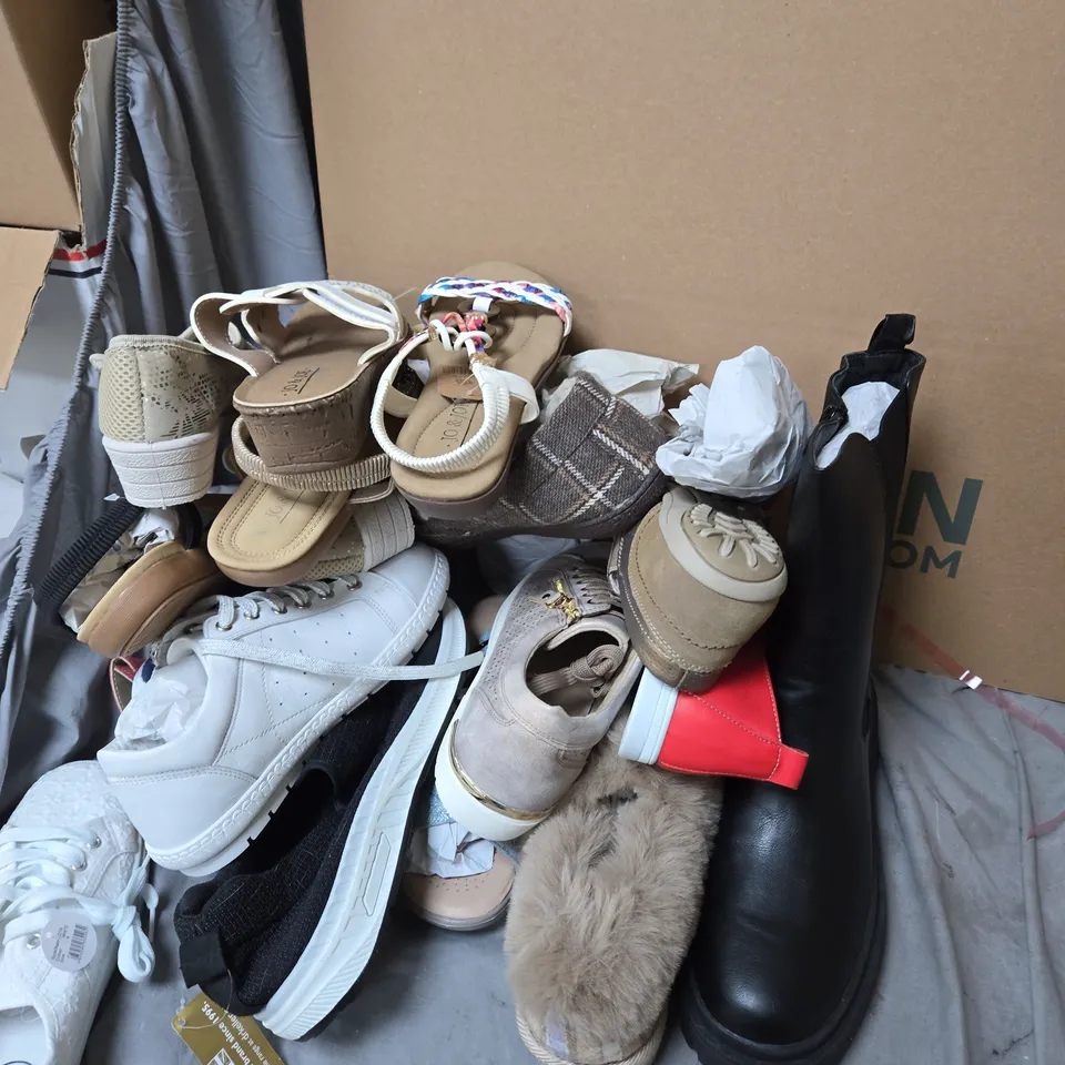 ASSORTED WOMEN'S FOOTWEAR WITH BACK/NECK STRETCHER – BOXED LOT OF A LARGE QUANTITY RANDOM ODD SIZED SHOWS AND HOUSEHOLD GOODS .