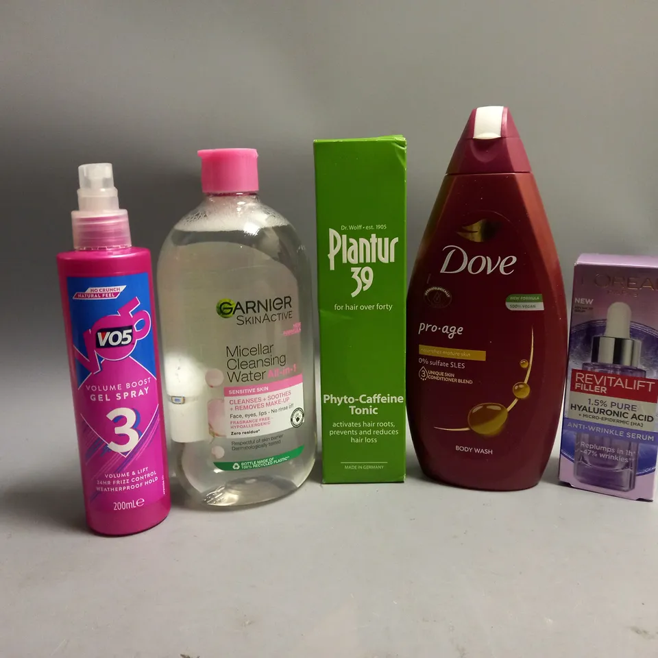 APPROXIMATELY 20 ASSORTED HEALTH AND BEAUTY PRODUCTS TO INCLUDE PLANTUR 39 PHYTO-CAFFEINE TONIC, GARNIER MICELLAR CLEANSING WATER, LOREAL REVITALIFT ANTI-WRINKLE SERUM 