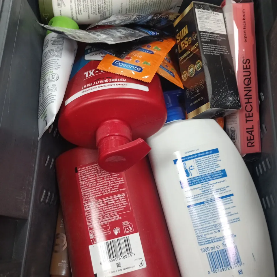 APPROXIMATEY 20 ASSORTED HEALTH AND BEAUTY PRODUCTS TO INCLUDE - BIODERMA CLEANSING OIL - PANTENE PRO-V SHAMPOO AND VICHY ROLL ON DEODORANT