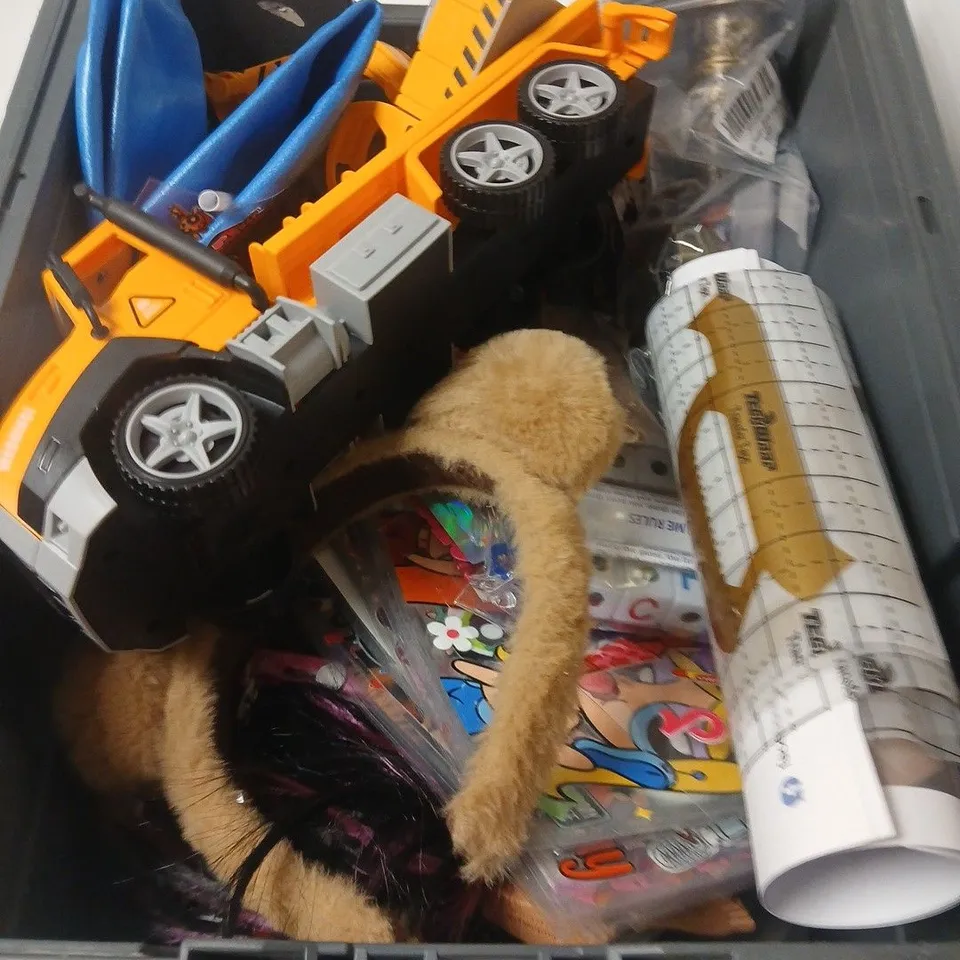 APPROXIMATELY 10 ASSORTED TOYS AND GAMES TO INCLUDE PS4 CONTROLLER, TOY TRUCK, TAROT CARDS ETC