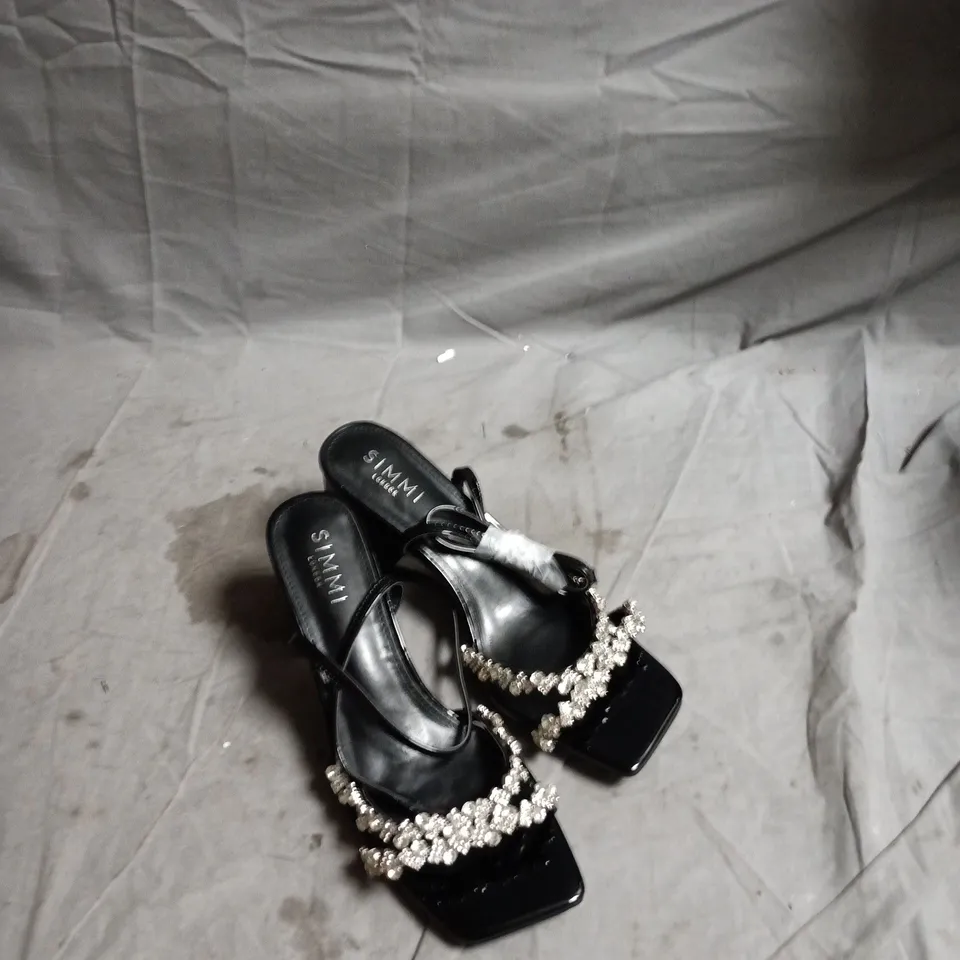 BOX OF APPROXIMATELY 15 PAIRS OF FOOTWEAR TO INCLUDE: COW SLIPPERS AND SIMMI HEELS