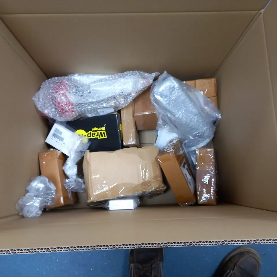 BOX OF APROX 20 ITEMS TO INCLUDE - SET OF 2 TILT - XMAS DECORATIONS - WALL LIGHTS / COLLECTION ONLY