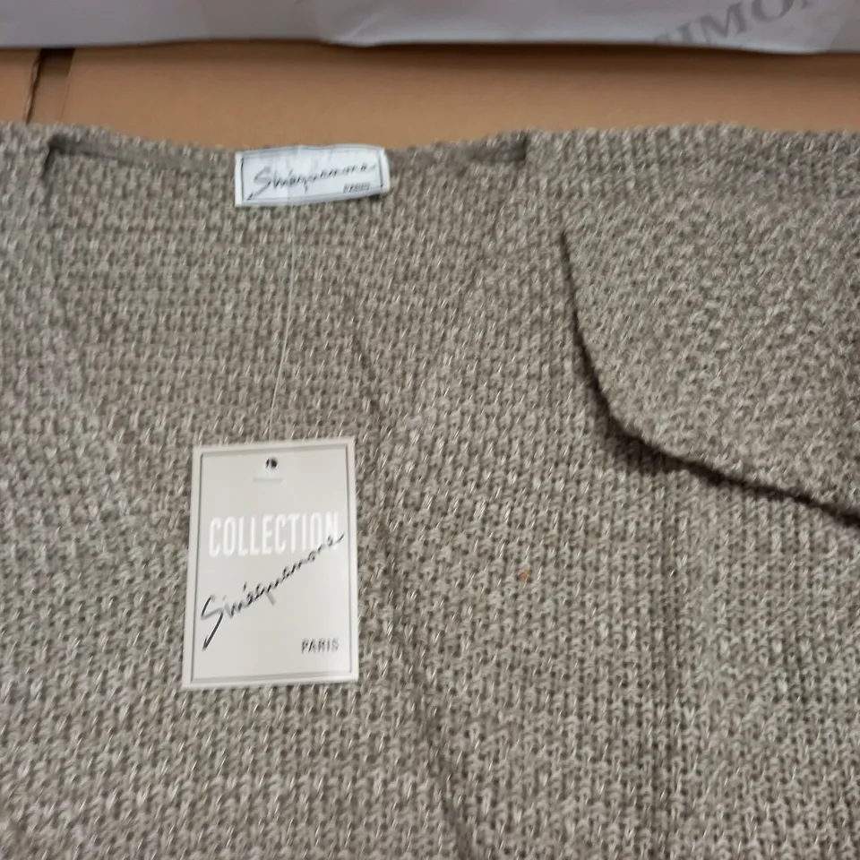 LOT OF 24 BAGGED AS NEW TEXTURED V-NECK JUMPERS - SIZE UNSPECIFED