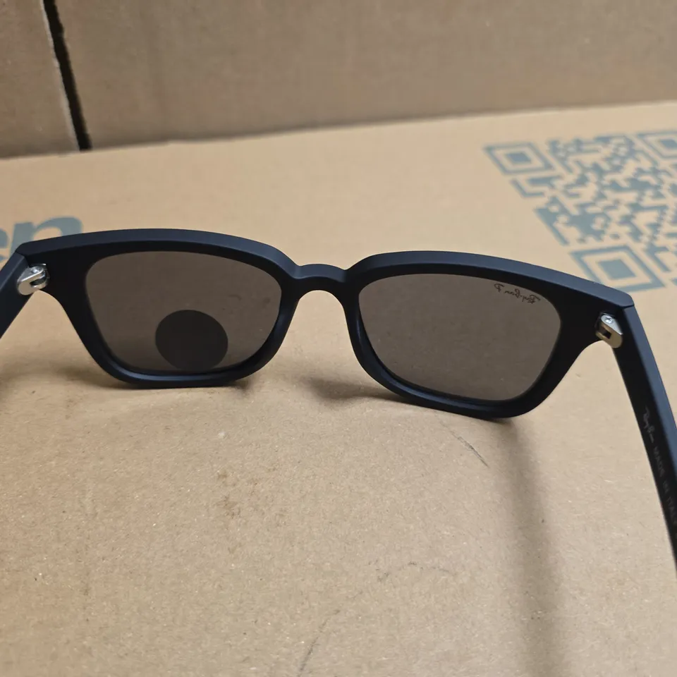 BOXED RAY-BAN SUNGLASSES WITH BLACK FRAMES