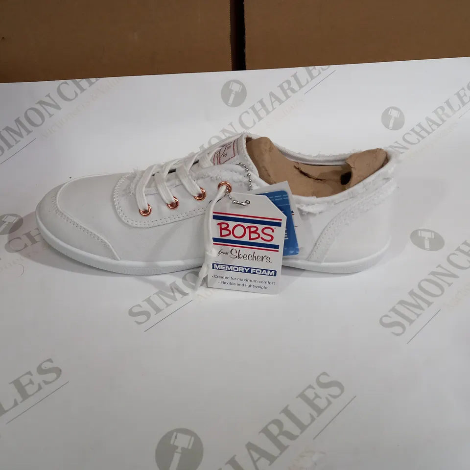 BOXED PAIR OF BOBS BY SKETCHERS WITE TRAINERS SIZE 4.5