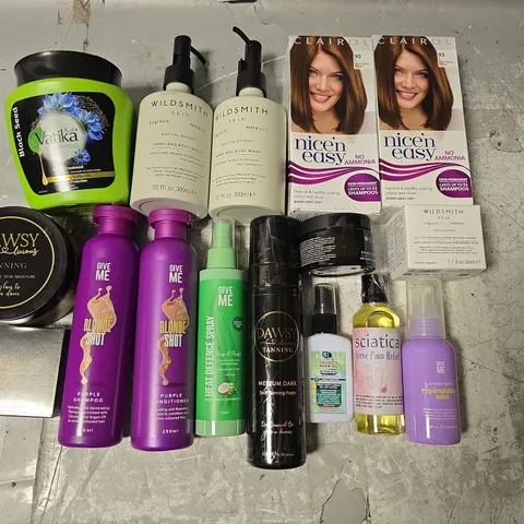 APPROXIMATELY 20 ASSORTED HEALTH AND BEAUTY ITEMS TO INCLUDE CLAIROL HAIR DYE, WILDSMITH BODY WASH AND DAWSY SKIN MOISTURISER