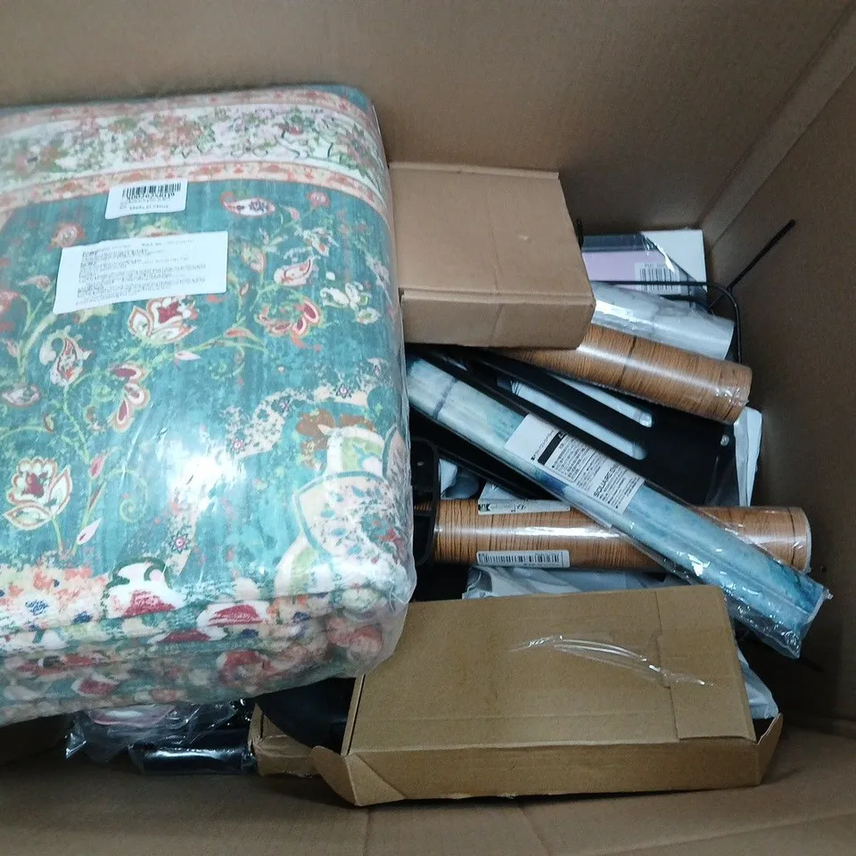 BOX OF APPROXIMATELY 12 ASSORTED ITEMS TO INCLUDE - GREEN TABS, EVIAN BOTTLES, AND A4 FRAMES ETC. 