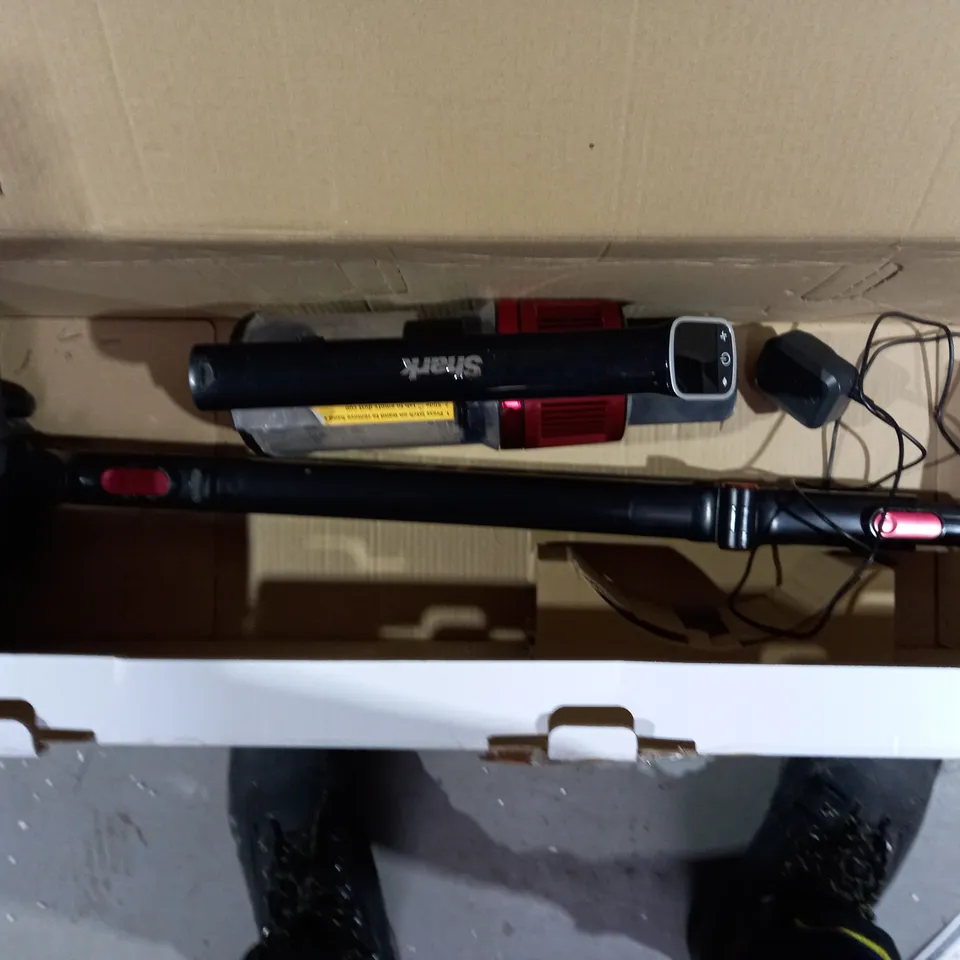 SHARK CORDLESS VACUUM IZ300UKT