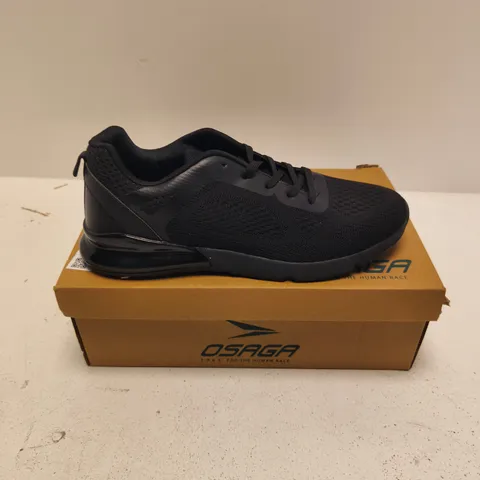 BOXED PAIR OF OSAGA MAGNITUDE TRAINERS IN BLACK - SIZE 8