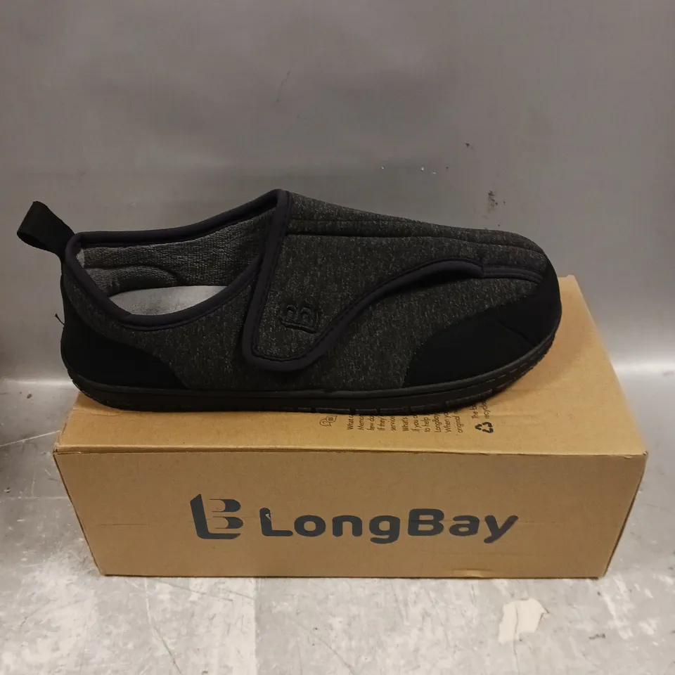 BOXED PAIR OF MENS LONG BAY FABRIC ADJUSTABLE SLIPPERS IN BLACK - 10