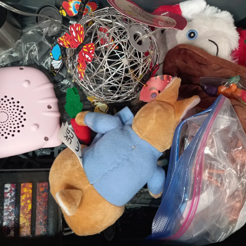 LOT OF APPROXIMATELY 10 ASSORTED TOYS AND GAMES TO INCLUDE SHOT IN THE DARK GAME, DELUXE DOMINOES, COASTAL TRUMP CARDS, ETC