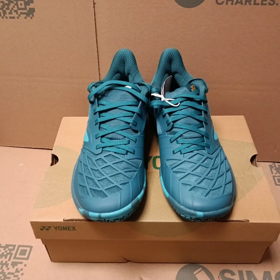 BOXED PAIR OF YONEX POWER CUSHION CASCADE DRIVE TRAINERS IN PEACOCK BLUE - UK 7.5