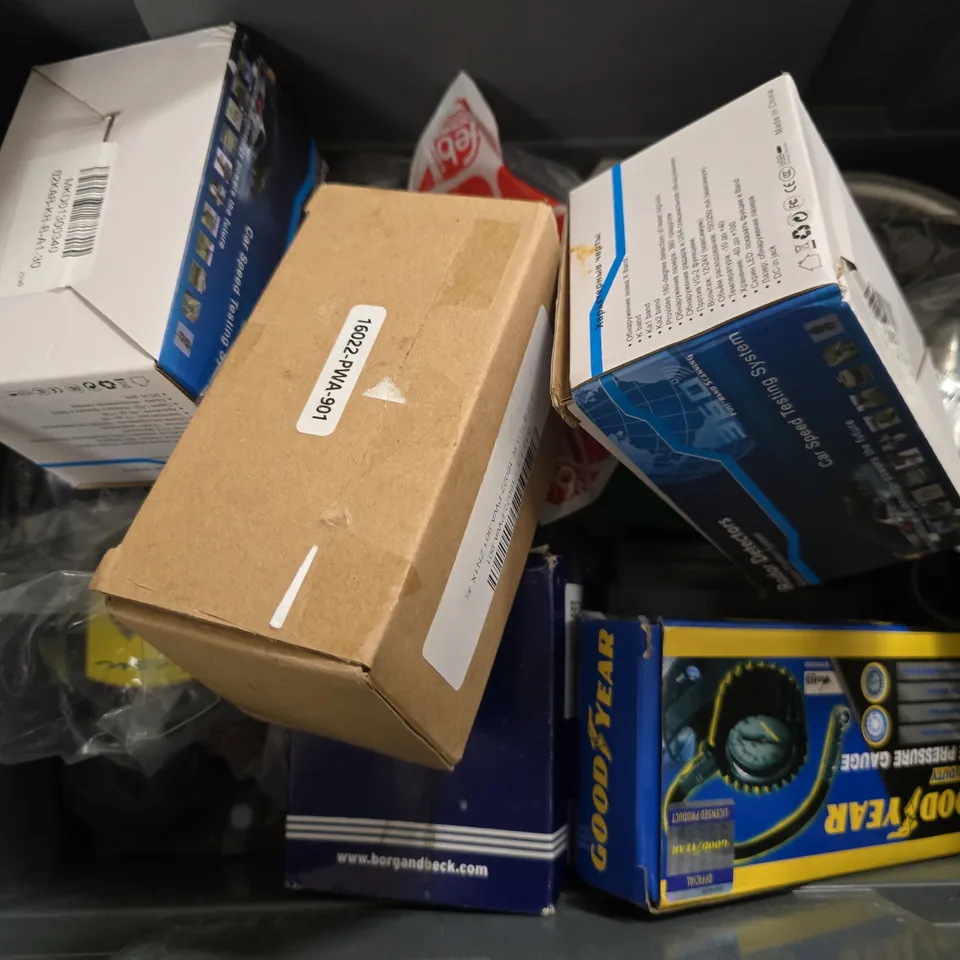 APPROXIMATELY 10 ASSORTED CAR ACCESSORIES TO INCLUDE RADAR DETECTOR, TOOLS AND TYRE PRESSURE GAUGE   - ETC - COLELCTION ONLY