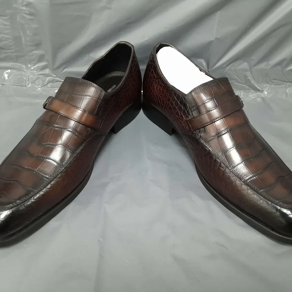 BOXED PAIR OF GIOVANNI VALENTINE SHOES IN DARK BROWN ASIAN SIZE 265