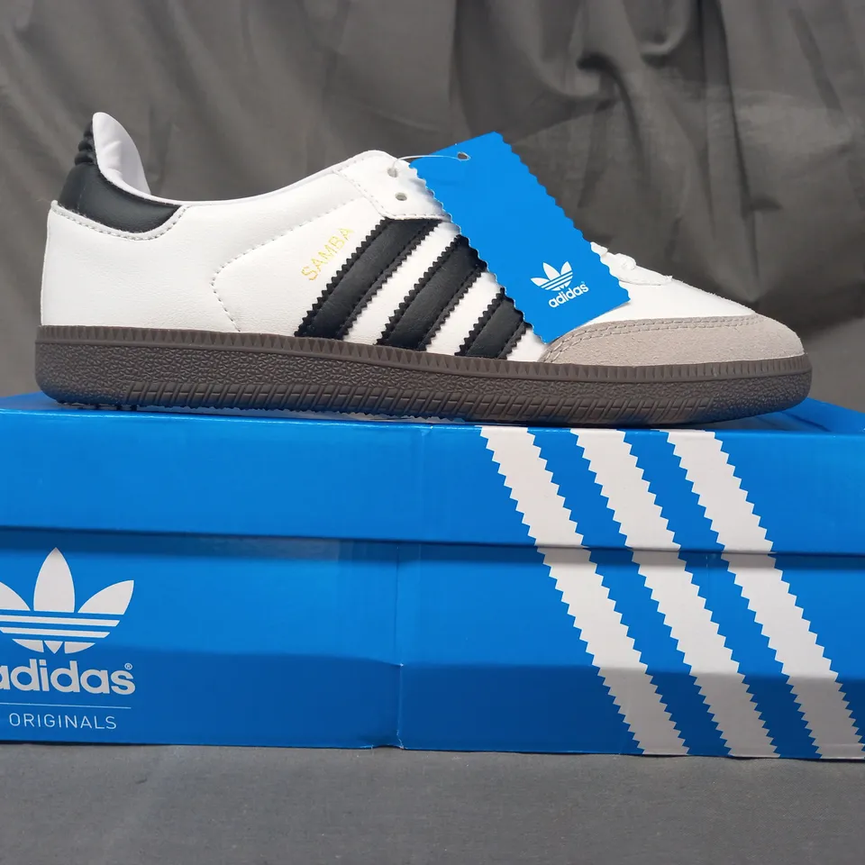 BOXED PAIR OF ADIDAS SHOES IN WHITE/BLACK UK SIZE 6.5