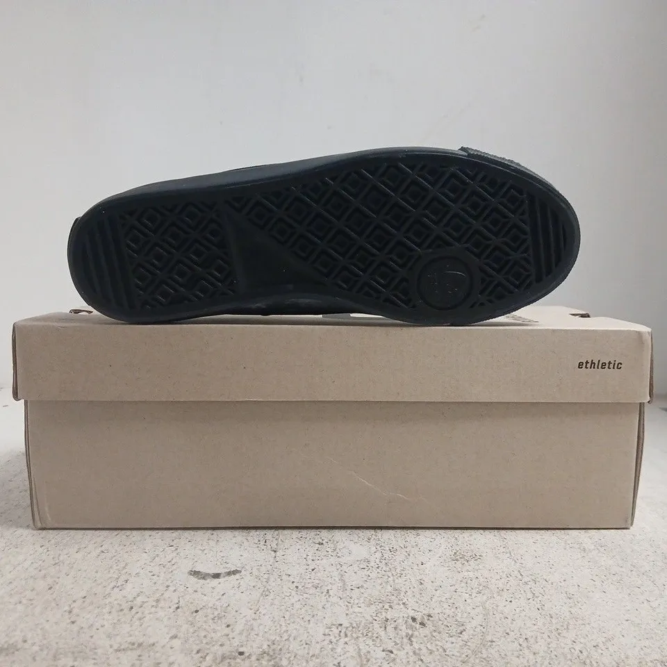 BOXED PAIR OF ETHLETIC SHOES IN BLACK SIZE UK 6