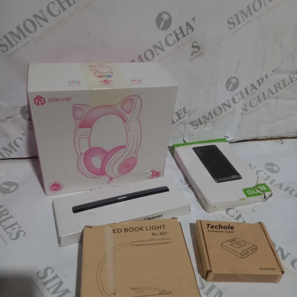 BOX OF APPROXIMATELY 10 ASSORTED ITEMS TO INCLUDE HEADPHONES, BOOK LIGHT, POWER BANK ETC