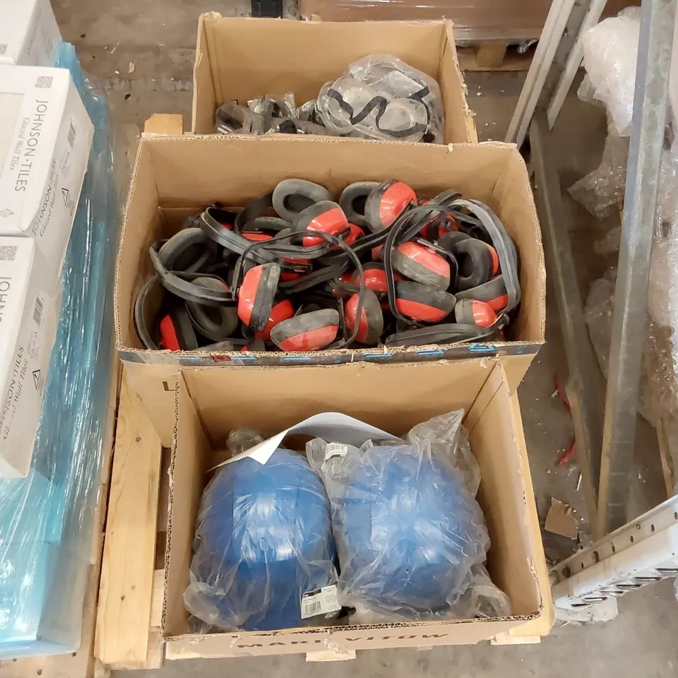 PALLET OF: HARD HATS, EAR DEFENDERS, SAFETY GOGGLES 