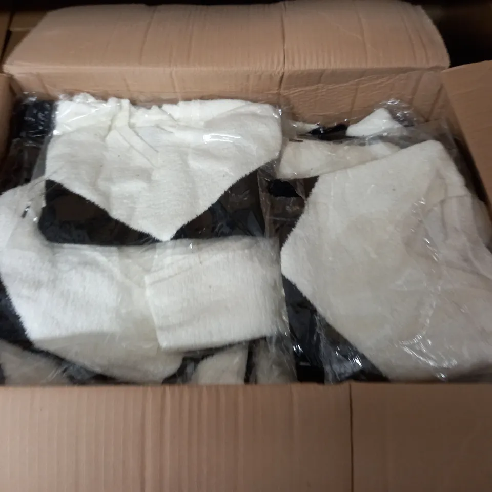 LOT OF APPROXIMATELY 65 CHEVRON V-NECK KNITTED JUMPERS - SIZE UNSPECIFIED