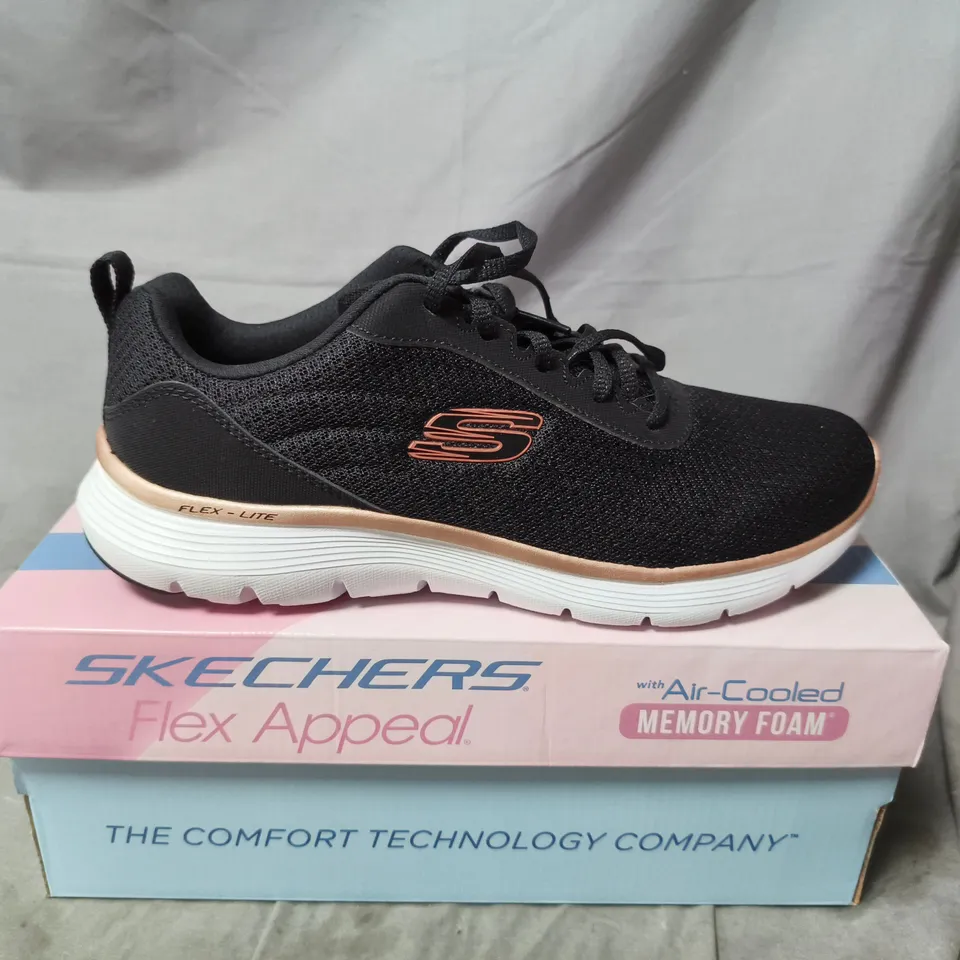 BOXED PAIR OF WOMENS SKECHERS FLEX APPEAL SNEAKERS - UK SIZE 6