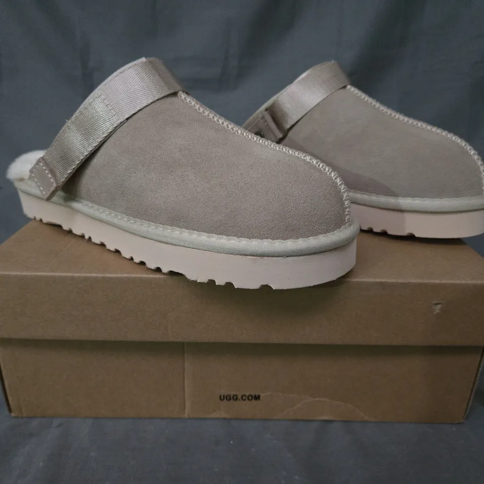 BOXED PAIR OF UGG SHOES IN SAND UK SIZE 6