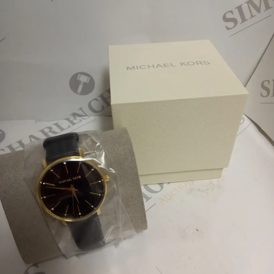 BOXED MICHAEL KORS BLACK DIAL LEATHER STRAP WATCH 