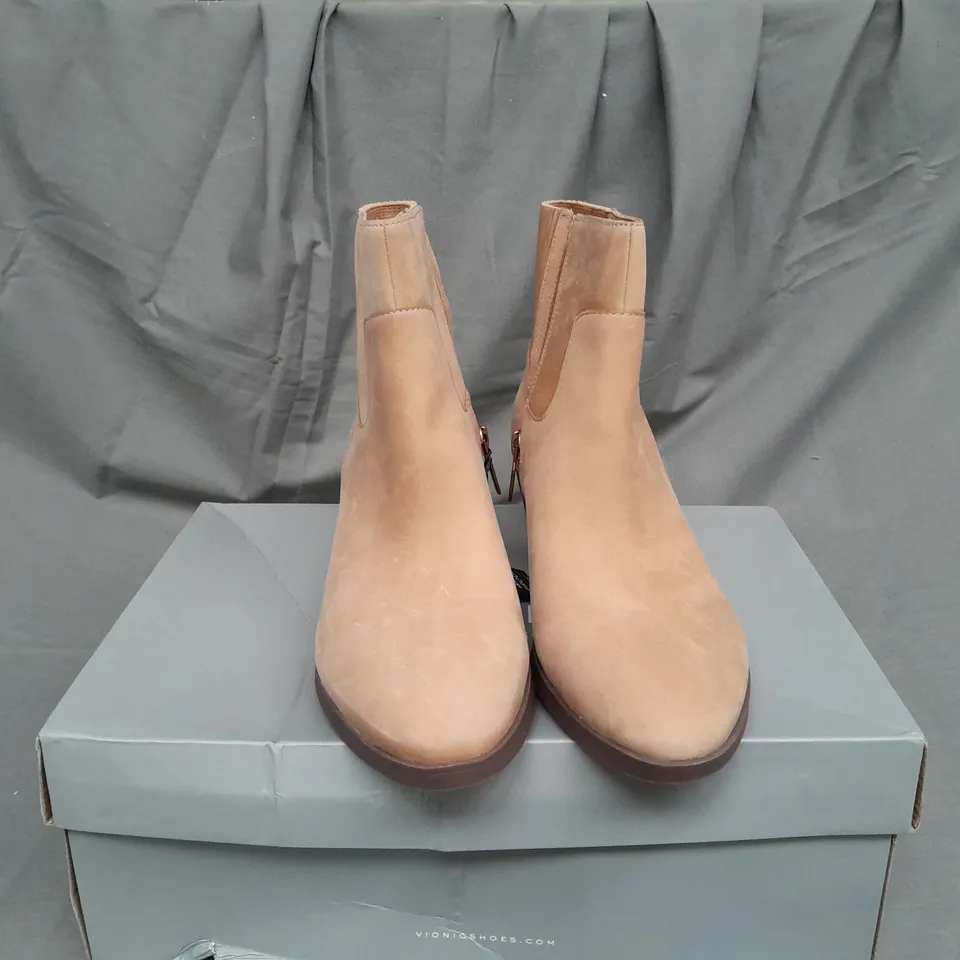 BOXED PAIR OF VIONIC SHANTELLE ANKLE BOOTS IN WHEAT SIZE 4.5