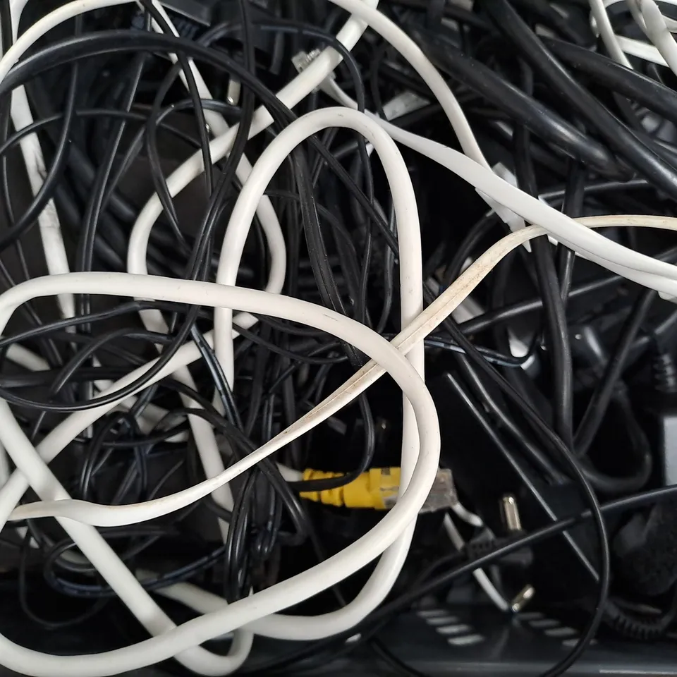 APPROXIMATELY 5 ASSORTED HOUSEHOLD ITEMS TO INCLUDE FDA FOOD GRADE SILICONE LINER, MULTIFUNCTION ELECTRONIC HYDROMETER, ETC