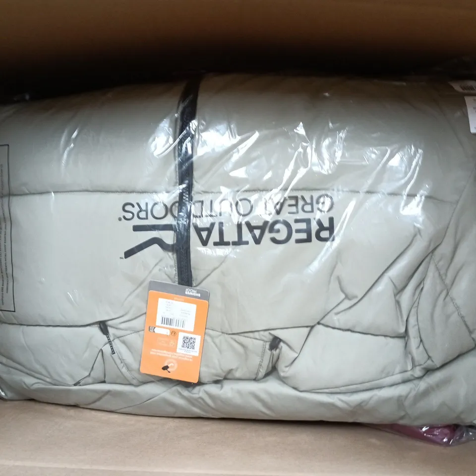 APPROXIMATELY 7 ASSORTED BRAND NEW REGATTA/DARE2B CLOTHING ITEMS IN VARIOUS SIZES, STYLES & COLOURS TO INCLUDE MARSHGRAVE, TORREK PD JK, BRENNON HYBRID, ETC