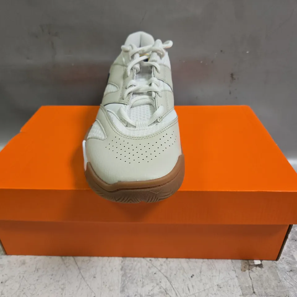 BOXED PAIR OF NIKE COURT LITE 4 SHOES IN WHITE/BLUE SIZE UK 6.5