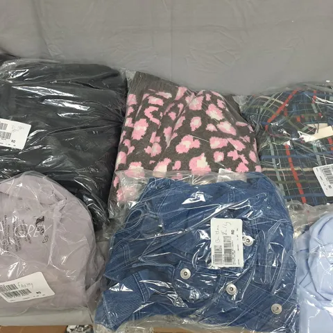 APPROXIMATELY 15 ASSORTED CLOTHING ITEMS IN VARIOUS STYLES, SIZES & COLOURS TO INCLUDE SHIRT, DENIM JACKET, JUMPER, ETC