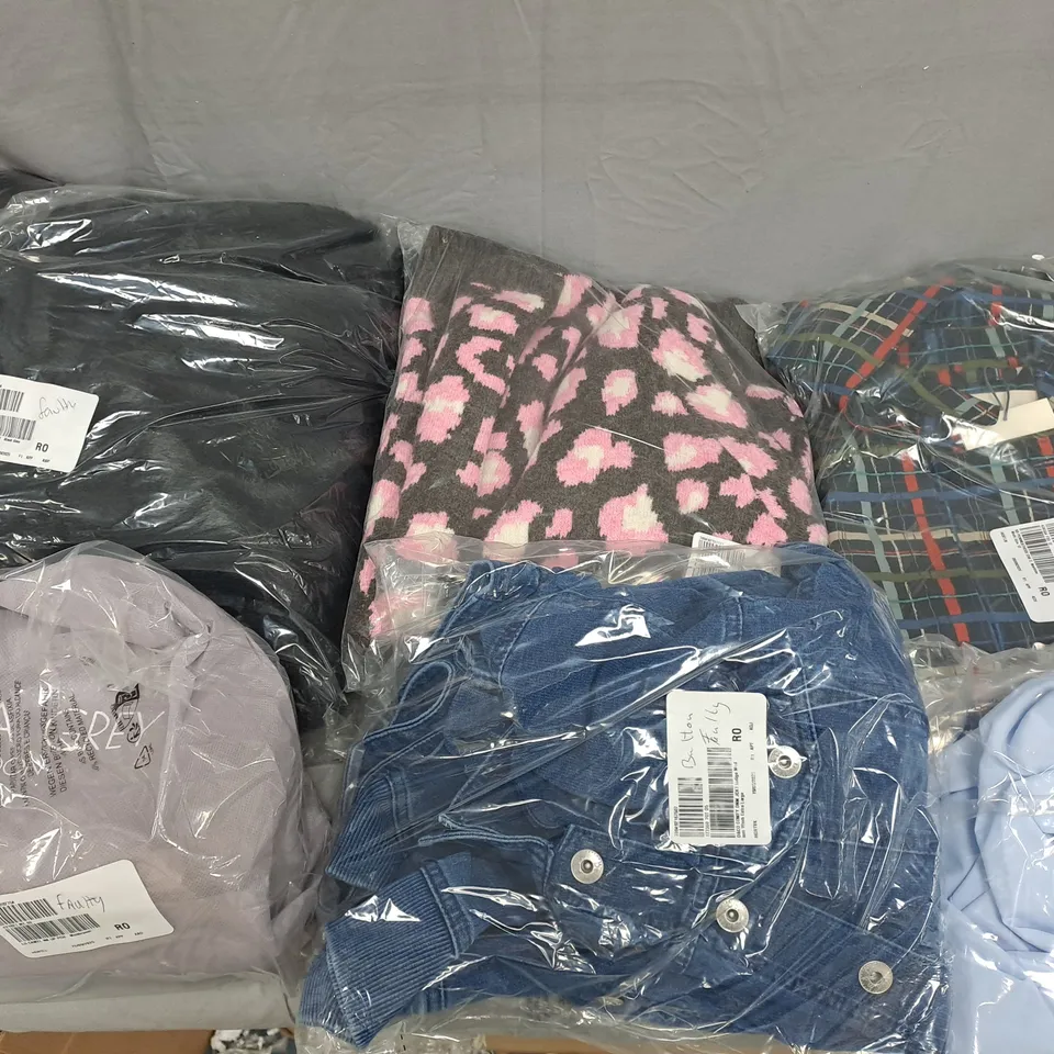 APPROXIMATELY 15 ASSORTED CLOTHING ITEMS IN VARIOUS STYLES, SIZES & COLOURS TO INCLUDE SHIRT, DENIM JACKET, JUMPER, ETC